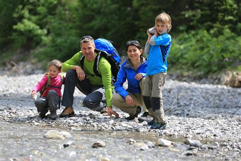 Family hikes with small children - child-friendly hiking trails ...