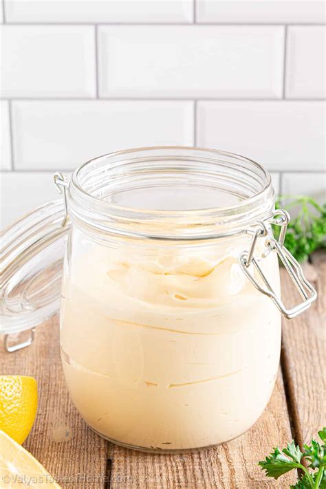 4-Ingredient Homemade Mayonnaise Recipe (For Beginners!)