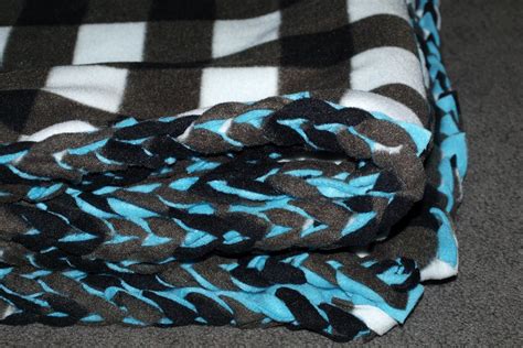 Elemental Carbon: Fleece Blanket with Crocheted Edge // DIY