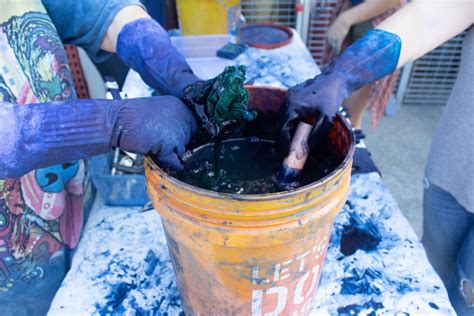 Indigo Dyeing 101: How to Dye with Indigo [Vat Types & Process]