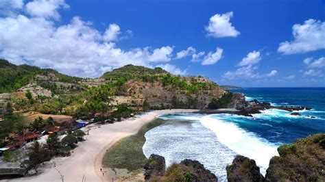 √ 70 Daftar Pantai Terbaik di Jogja (Review & Tiket Masuk)