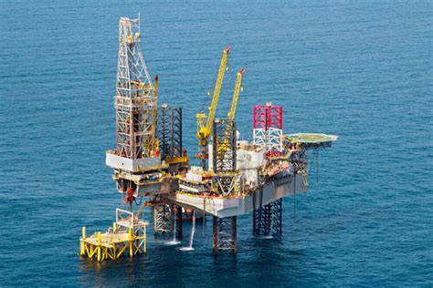 How Much Do Oil Rig Workers Make? - Maritime Page