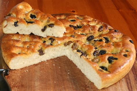 File:Focaccia-erbe-olive.jpg - Wikipedia