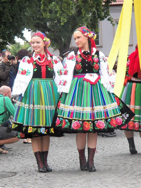 Poland Folk Dress - Bing | Polish traditional costume, Traditional ...