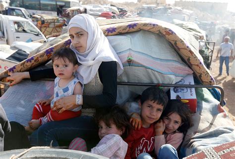 Several hundred Syrian refugees in Lebanon return to Syria