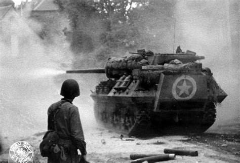 [Photo] American M10 Wolverine tank destroyer firing near Saint-Lô ...