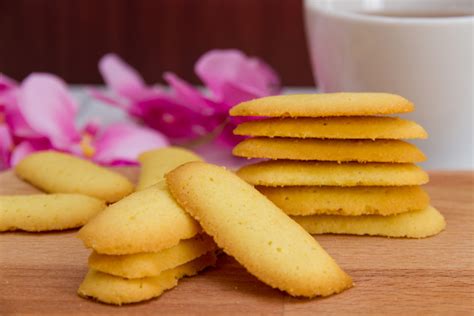 10 Kue Kering Khas Indonesia Yang Wajib Ada Saat Lebaran | Prestisa