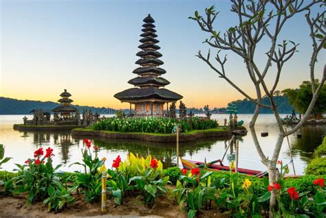 Pura Ulun Danu Bratan at Sunrise, Temple on the Lake, Bedugul, Bali ...