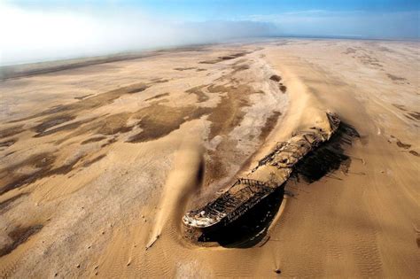 Ein Schiff in der Wüste | Abandoned ships, Shipwreck, Abandoned