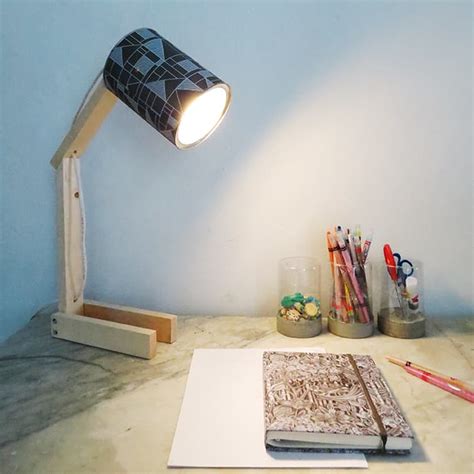 How to make a DIY desk lamp with a can