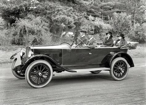 20 Stunning Vintage Photographs of Women Posing With Automobiles From ...