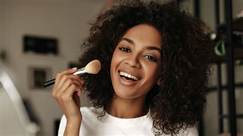 Our Best Face Powder Application Tips For A Perfectly Matte Look