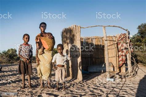 Kemiskinan Dalam Keluarga Afrika Foto Stok - Unduh Gambar Sekarang ...