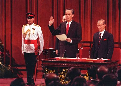 Goh Chok Tong being sworn in as Prime Minister (1990) : r/a:t5_2fxb1h