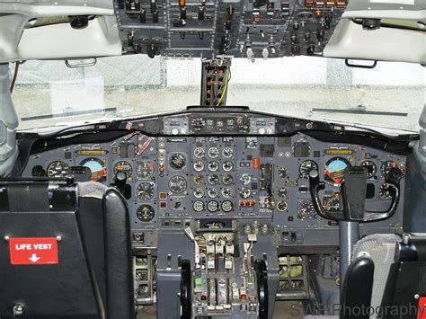 B727 Cockpit | The cockpit of a retired Boeing 727-200F form… | Flickr