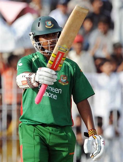 Tamim Iqbal acknowledges the cheers for his half-century | ESPNcricinfo.com