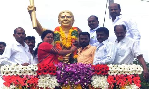 Corporator pays tributes to Chakali Ilamma