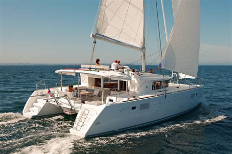 How to sail a catamaran? Read our catamaran sailing tips