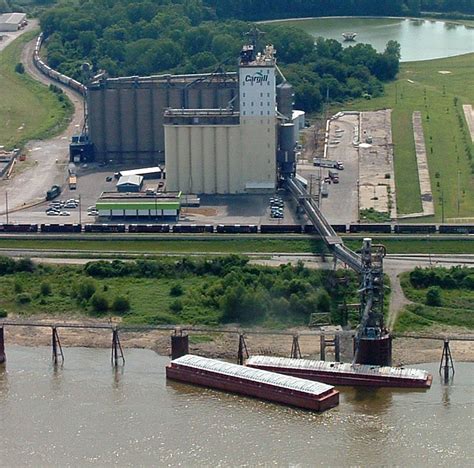 File:Cargill grain elevator and terminal.jpg - Wikimedia Commons