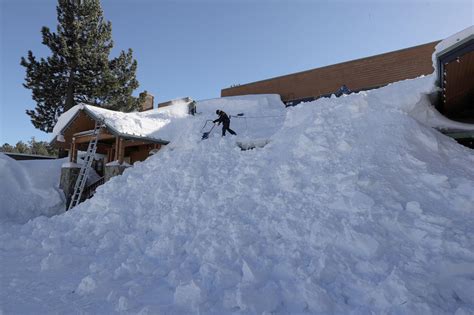 Photos of a 'Mammoth' snowfall: California town gets hit with 10 feet ...