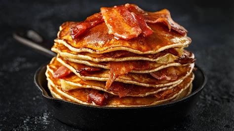 Quick and easy food: American pancakes with maple bacon