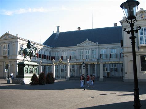 File:Noordeinde Palace.jpg - Wikimedia Commons