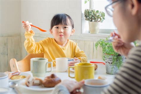 Biasakan Anak Sarapan Pagi dan Rasakan 5 Manfaat Baiknya | BukaReview