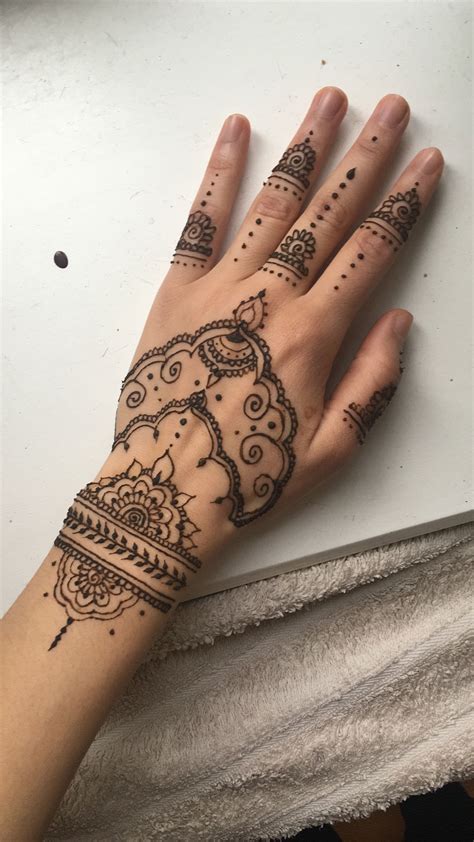 easy henna hand | Henna tattoo hand, Simple hand henna, Henna tattoo ...