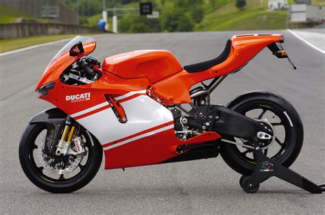 Ducati Desmosedici RR, The Original Ducati V4 Superbike - Asphalt & Rubber