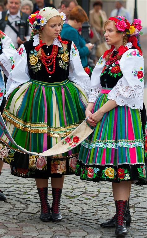 Girls in traditional costumes, Łowicz, Poland. | Abiti tradizionali ...