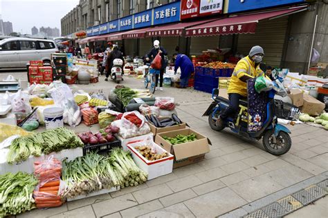 Open-air farmers markets in epicenter curb infections - Chinadaily.com.cn