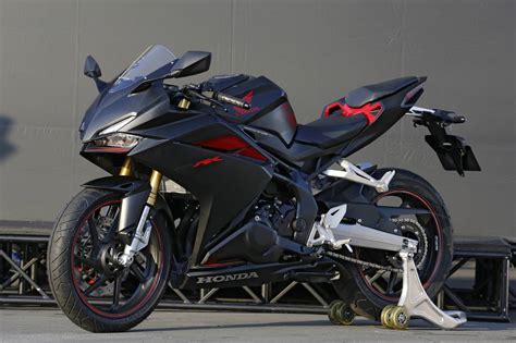 2017 Honda CBR250RR Review of Specs & Features + Pictures & Videos!