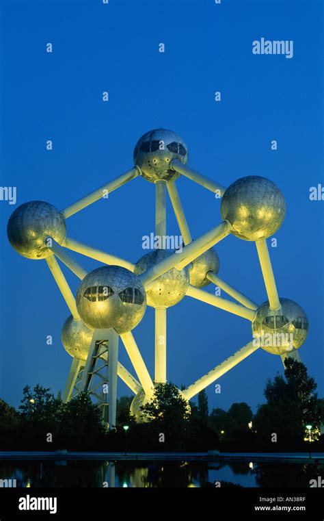 Atomium night view brussels belgium hi-res stock photography and images ...