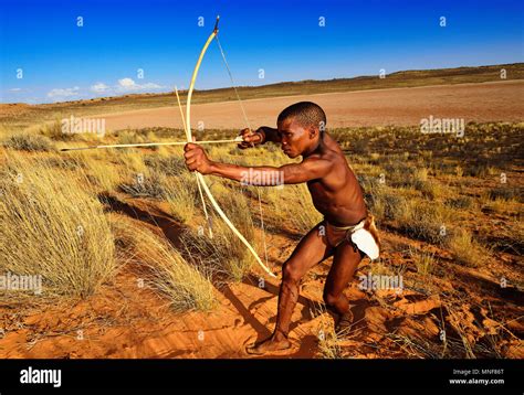 Bushman of the San people hunting, !Xaus Lodge, Kalahari or Kglagadi ...