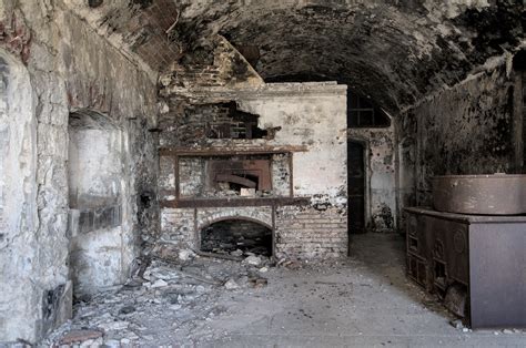 Abandoned fort in france : r/AbandonedPorn