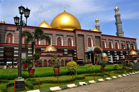 Masjid Kubah Emas Masjid Termegah se-Asia Tenggara di Jawa Barat - Jawa ...