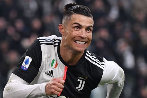 Com 3 gols de Cristiano Ronaldo, Juventus goleia e lidera; Ibra estreia ...