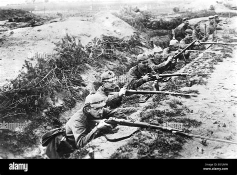 Soldats allemands dans leur mise en place au cours de la bataille de ...