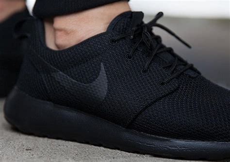 Nike Roshe One Triple Black | SneakerFiles