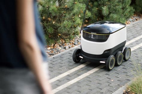 Food delivery robots for pandemic-proof delivery | Forward Fooding