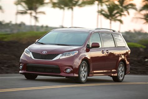 Toyota Sienna XLE V6 AWD 7-Passenger 2017 - International Price & Overview