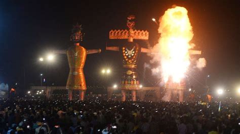 Dussehra 2022: Celebrations take over India's streets - BBC News