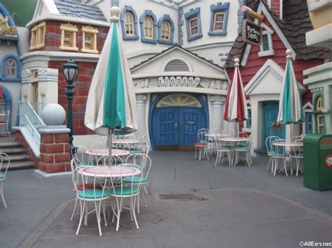 Exterior Pictures of Pluto's Dog House in Disneyland - AllEars.Net