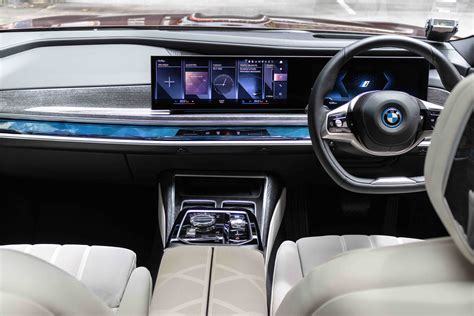 2022 BMW i7 xDrive60 Pure Excellence Review : Monolith. | TopGear Singapore