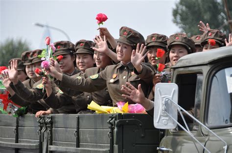 File:Female soldiers in North Korea military parade (15452372509).jpg