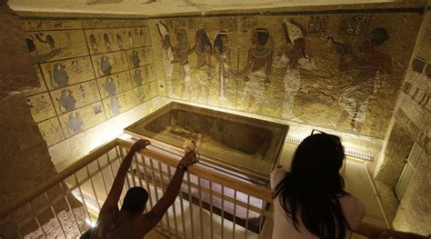 Does King Tut share his tomb with stepmother Queen Nefertiti? Recent ...