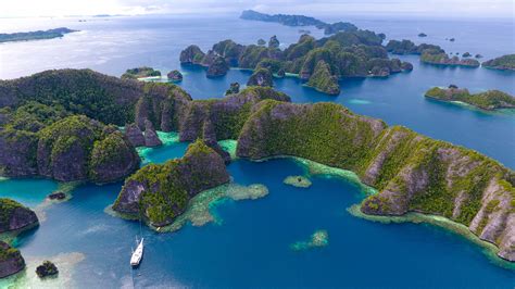 Luxury Liveaboard Raja Ampat Cruises | Best Diving Experience 2024