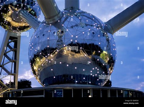 the Atomium at night, Brussels, Belgium, 01/09/2007 Stock Photo - Alamy