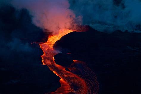 Destructive Kīlauea Volcano Eruption Triggered by Extreme Weather in Hawaii