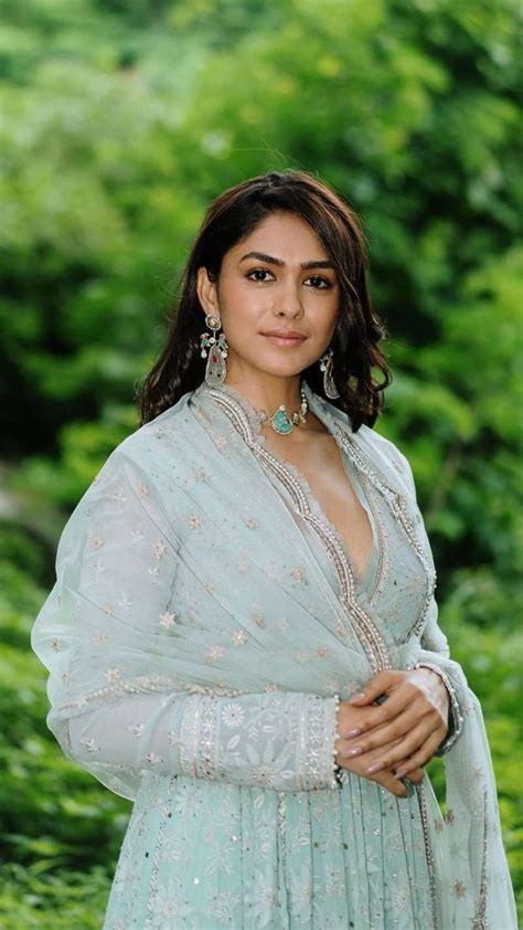 Sita Ramam Heroine Mrunal Thakur Photos, HD Image Download